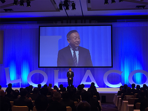 プレゼンテーションを行う岩田彰一郎社長